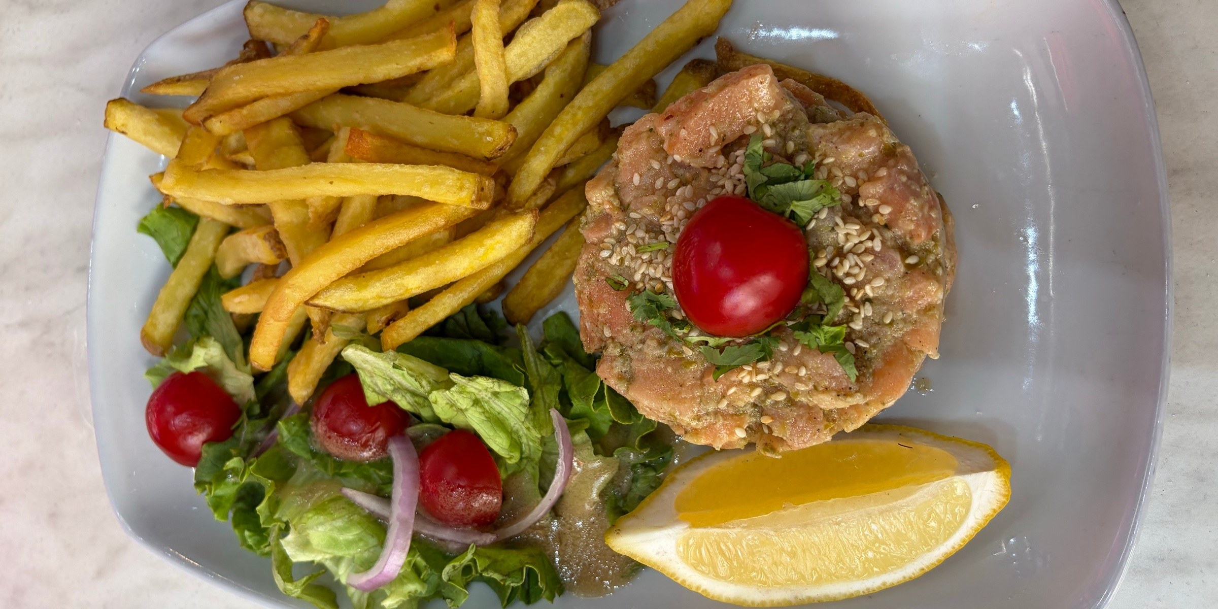 Tartare de saumon, frites et salade — assiette servie au Régent