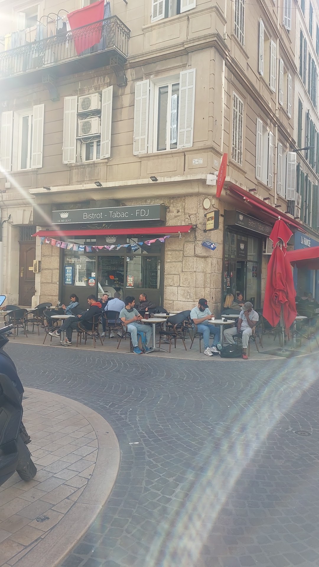 La terrasse du Régent, à l’angle de la rue